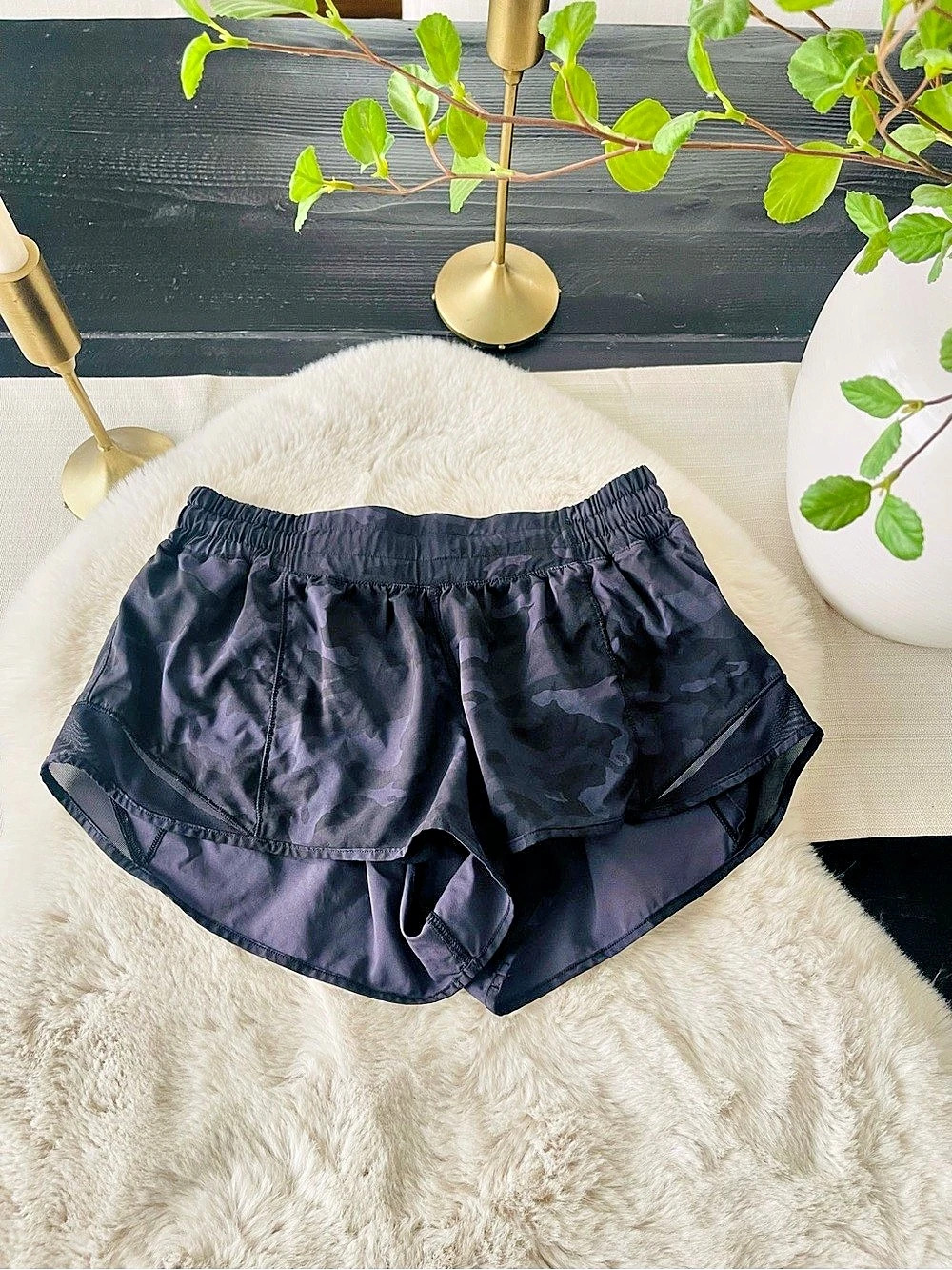 lululemon Hotty Hot Short High-Rise 2.5" Camo Shorts Black sz 4 womens